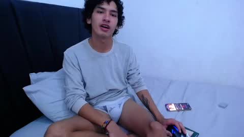 Snapshot of tayronx33 chatting on 01/10/25, 04:09 Tayron online show from 01/10/25, 04:09