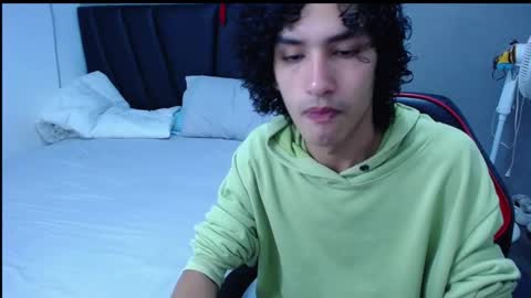 Snapshot of tayronx33 chatting on 10/18/25, 04:30 Tayron online show from 10/18/25, 04:30