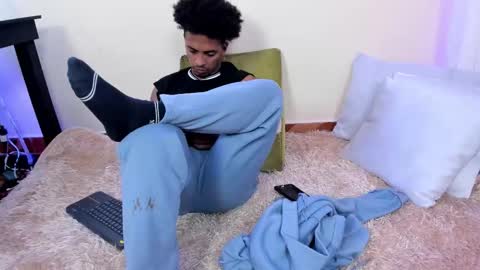 Snapshot of taysonysasha chatting on 09/20/25, 10:33 ask for cum online show from 09/20/25, 10:33