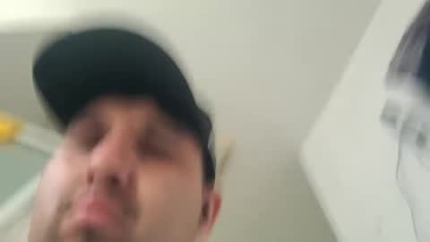 Snapshot of tboy833 chatting on 09/25/25, 04:00 Luis online show from 09/25/25, 04:00