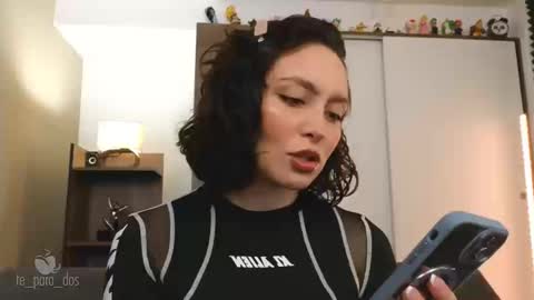 Snapshot of te_para_dos chatting on 09/15/25, 04:40 Leo and Luna online show from 09/15/25, 04:40