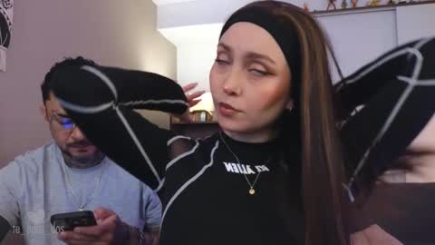 Snapshot of te_para_dos chatting on 10/08/25, 04:15 Leo and Luna online show from 10/08/25, 04:15