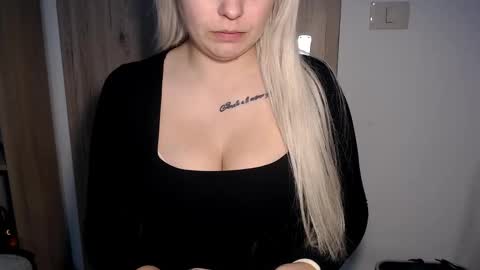 Teeyara  online show from 12/14/25, 07:47