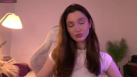 Snapshot of tenderbabyy chatting on 11/27/25, 10:06 Amina online show from 11/27/25, 10:06