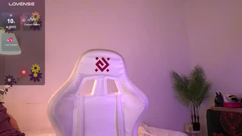 Snapshot of tenderbabyy chatting on 12/04/25, 10:02 Amina online show from 12/04/25, 10:02