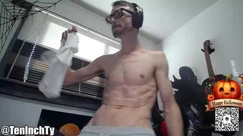 Snapshot of teninchty chatting on 10/31/25, 05:25 Ty online show from 10/31/25, 05:25