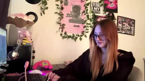 Snapshot of tessiekrenek chatting on 05/30/26, 01:30 Asya online show from 05/30/26, 01:30