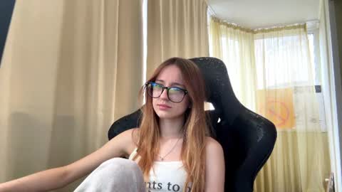 Snapshot of tessiekrenek chatting on 06/05/26, 09:37 Asya online show from 06/05/26, 09:37