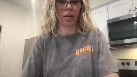 Snapshot of texas_blonde chatting on 10/28/25, 04:31 Daphne Summers online show from 10/28/25, 04:31