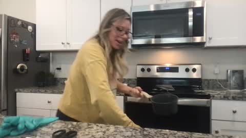 Snapshot of texas_blonde chatting on 11/12/25, 03:45 Daphne Summers online show from 11/12/25, 03:45