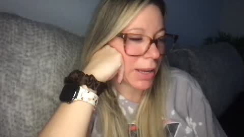 Snapshot of texas_blonde chatting on 11/24/25, 04:34 Daphne Summers online show from 11/24/25, 04:34