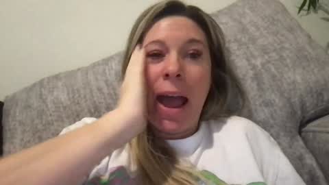 Snapshot of texas_blonde chatting on 12/04/25, 05:43 Daphne Summers online show from 12/04/25, 05:43