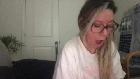 Snapshot of texas_blonde chatting on 12/05/25, 06:26 Daphne Summers online show from 12/05/25, 06:26