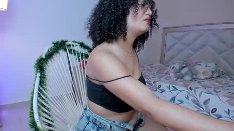 thayla_brince_ online show from 11/13/25, 08:08