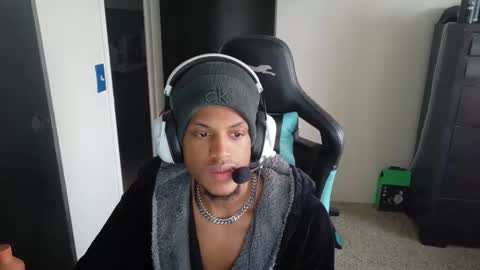 Snapshot of the_dark_lightning chatting on 12/17/25, 09:54 the_dark_lightning online show from 12/17/25, 09:54