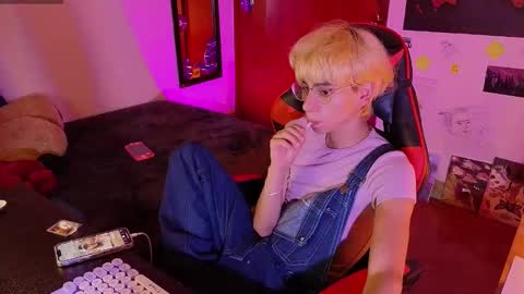 Matt independent model  online show from 01/17/25, 07:49