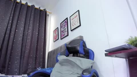 Snapshot of the_skinnyguys chatting on 11/04/25, 09:36 the_skinnyguys online show from 11/04/25, 09:36