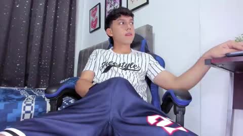 Snapshot of the_skinnyguys chatting on 11/16/25, 09:53 the_skinnyguys online show from 11/16/25, 09:53