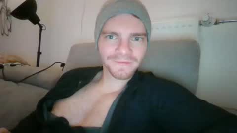 Snapshot of thebatguuy chatting on 12/14/24, 11:01 thebatguuy online show from 12/14/24, 11:01