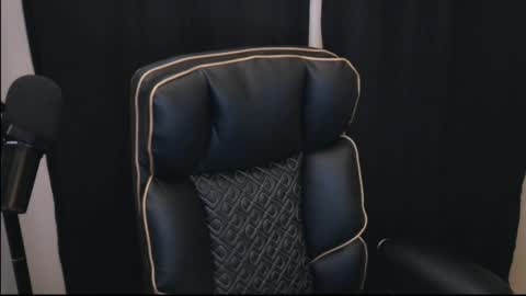 Snapshot of thebearking69 chatting on 04/19/26, 01:05 The Bear King online show from 04/19/26, 01:05