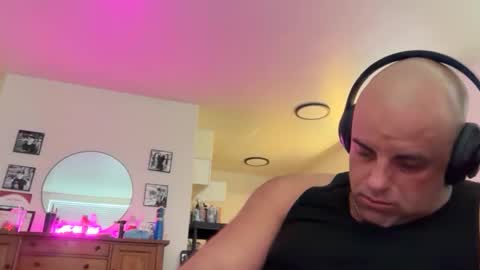 Snapshot of thebuzz777 chatting on 11/30/25, 04:11 theBuzz777 online show from 11/30/25, 04:11