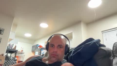 Snapshot of thebuzz777 chatting on 12/03/25, 12:18 theBuzz777 online show from 12/03/25, 12:18