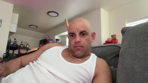 Snapshot of thebuzz777 chatting on 12/17/25, 08:04 theBuzz777 online show from 12/17/25, 08:04