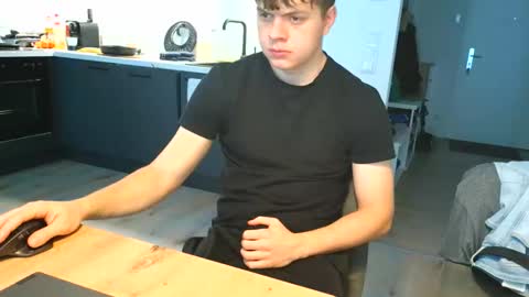 Snapshot of thecuteguy144949 chatting on 11/01/25, 11:23 thecuteguy144949 online show from 11/01/25, 11:23