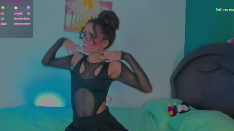 Snapshot of thedailyshow69 chatting on 11/01/25, 07:21 Max Sophie online show from 11/01/25, 07:21