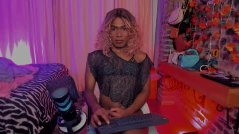 Snapshot of thegoldenbitch chatting on 03/25/26, 10:32 Goldie online show from 03/25/26, 10:32