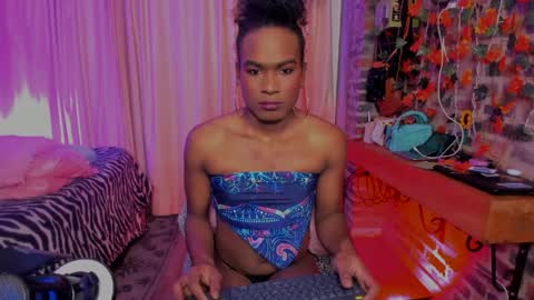 Snapshot of thegoldenbitch chatting on 03/27/26, 10:37 Goldie online show from 03/27/26, 10:37