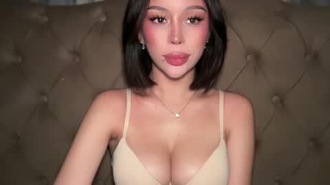 Elle  dont forget to folloW me and thumbs up online show from 05/10/26, 09:58