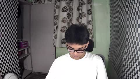 Snapshot of thehugecomeback chatting on 12/04/24, 01:42 Xerxis online show from 12/04/24, 01:42