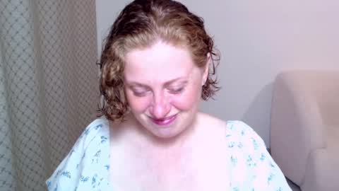 Snapshot of theladysblush chatting on 09/17/25, 07:04 Ella online show from 09/17/25, 07:04