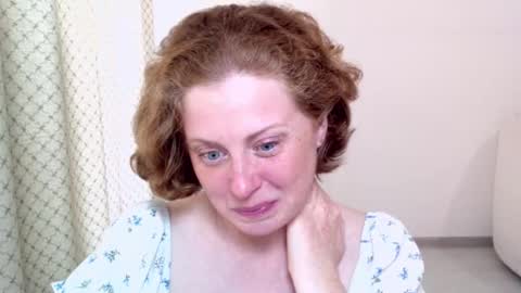 Snapshot of theladysblush chatting on 09/26/25, 08:29 Ella online show from 09/26/25, 08:29