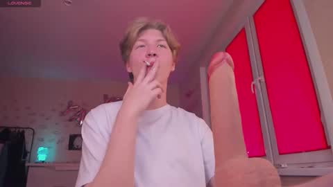 Snapshot of themikesever chatting on 10/05/25, 07:07 Sever online show from 10/05/25, 07:07