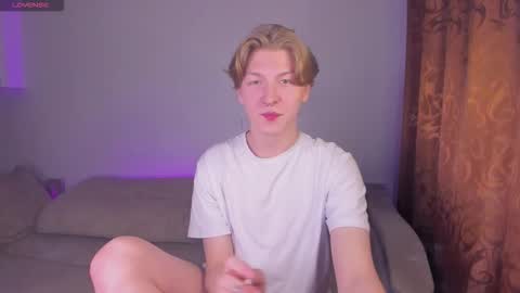 Snapshot of themikesever chatting on 10/21/25, 01:17 Sever online show from 10/21/25, 01:17