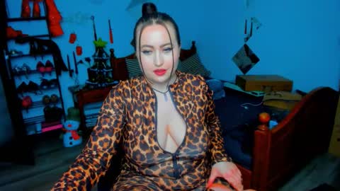 Snapshot of thenaughtygf chatting on 12/17/25, 11:00 thenaughtygf online show from 12/17/25, 11:00