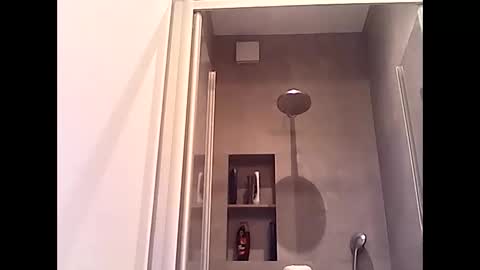 Snapshot of thenewdude1992 chatting on 10/04/25, 06:39 thenewdude1992 online show from 10/04/25, 06:39