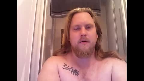 Snapshot of thenewdude1992 chatting on 10/14/25, 09:15 thenewdude1992 online show from 10/14/25, 09:15