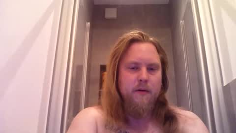 Snapshot of thenewdude1992 chatting on 10/21/25, 06:30 thenewdude1992 online show from 10/21/25, 06:30