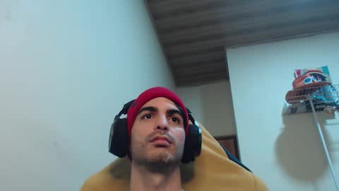 Snapshot of therazhanen chatting on 10/29/25, 05:31 Santiago Enrique online show from 10/29/25, 05:31