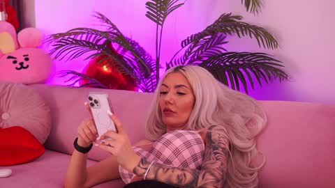 Snapshot of therealfallingangel chatting on 01/11/25, 06:12 Deea  online show from 01/11/25, 06:12
