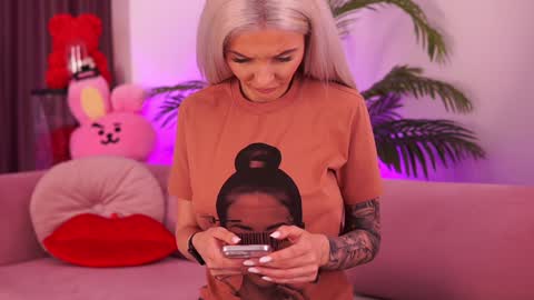 Snapshot of therealfallingangel chatting on 01/31/25, 04:27 Deea  online show from 01/31/25, 04:27