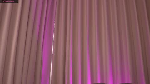 Snapshot of therealpeach_ chatting on 11/14/25, 12:37 online show from 11/14/25, 12:37