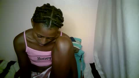 Snapshot of therry_heart chatting on 09/19/25, 05:57 hearty online show from 09/19/25, 05:57