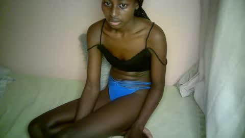 Snapshot of therry_heart chatting on 09/25/25, 02:43 hearty online show from 09/25/25, 02:43