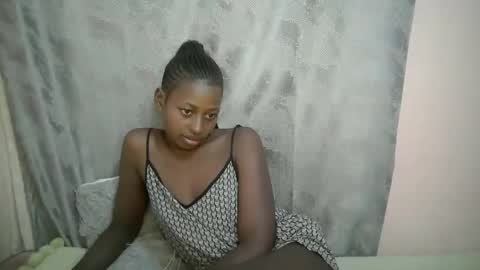 Snapshot of therry_heart chatting on 10/11/25, 02:04 hearty online show from 10/11/25, 02:04