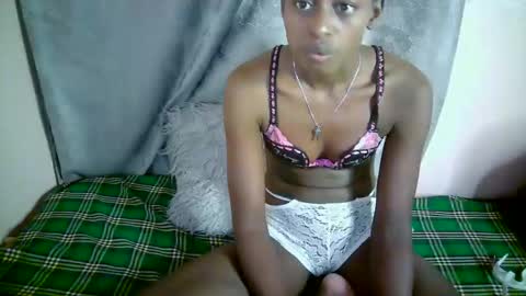 Snapshot of therry_heart chatting on 10/21/25, 03:57 hearty online show from 10/21/25, 03:57