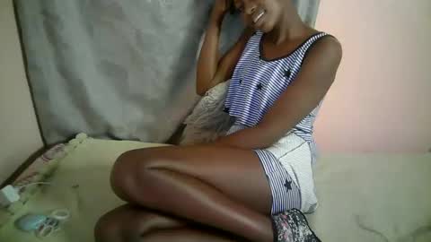 Snapshot of therry_heart chatting on 10/28/25, 06:43 hearty online show from 10/28/25, 06:43